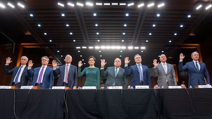 Los máximos directivos de varios grandes bancos estadounidenses, durante una comparecencia en el Senado en diciembre de 2023.