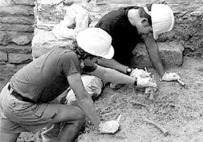 Dos arqueólogos trabajan en la necrópolis de la iglesia de San Pedro de Vitoria.