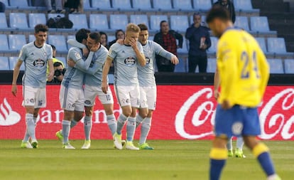 Futbolistas del Celta celebran el primer gol de Rossi a Las Palmas.