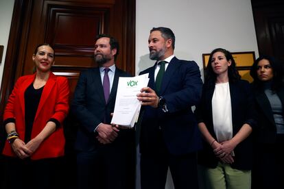 El presidente de Vox, Santiago Abascal (en el centro, mostrando un documento), acompañado por su portavoz en el Cámara Baja, Iván Espinosa de los Monteros (a su derecha), entre otros parlamentarios, en el registro de su moción de censura en el Congreso, este lunes.