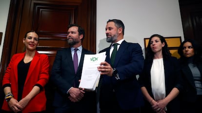 El presidente de Vox, Santiago Abascal (en el centro, mostrando un documento), acompañado por su portavoz en el Cámara Baja, Iván Espinosa de los Monteros (a su derecha), entre otros parlamentarios, en el registro de su moción de censura en el Congreso, este lunes.