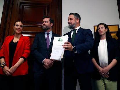 El presidente de Vox, Santiago Abascal (en el centro, mostrando un documento), acompañado por su portavoz en el Cámara Baja, Iván Espinosa de los Monteros (a su derecha), entre otros parlamentarios, en el registro de su moción de censura en el Congreso, este lunes.
