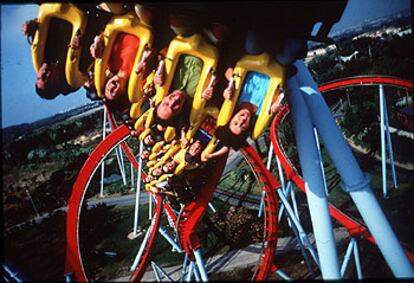 Los parques temáticos españoles (Port Aventura, en la fotografía) diseñan nuevas estrategias para ganar clientes.