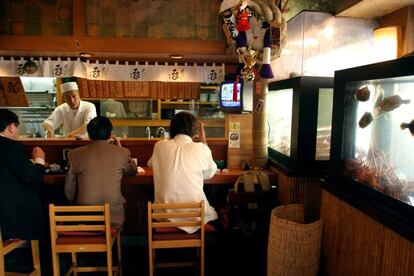 Japón es un paraíso para 'gourmets' y merece la pena experimentar, más allá de las barras de sushi. En Tokio o Kioto se podría probar cocina especial japonesa durante un mes sin repetir: desde un desayuno auténticamente japonés (arroz, sopa de miso, tsukemono, pescados y huevo), o una noche de tapas por los izakaya (en la foto), bares a los que acuden los japoneses tras el trabajo. También podemos intentarnos acercar a la verdadera cocina familiar (uchishoku) y, por supuesto, visitar el mercado de Tsukiji, la lonja de pescado más grande del mundo.