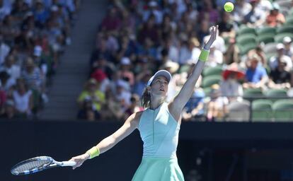 Muguruza sirve ante Vandeweghe, hoy en Melbourne (Australia).