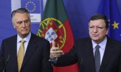 El presidente de la Comisión Europea (CE), José Manuel Durao Barroso (dcha), y el presidente luso, Anibal Cavaco Silva (izda), ofrecen una rueda de prensa tras su reunión en la sede de la CE en Bruselas, Bélgica.