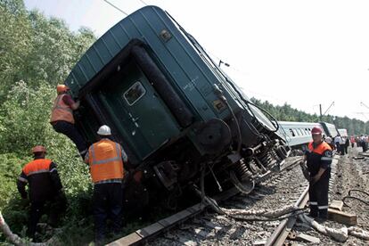 El tren que une Grozni con Moscú tras descarrilar esta mañana.