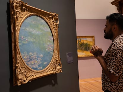 Un hombre mira la pintura Nenúfares (1908) en el Museo Nacional de Arte, este miércoles.