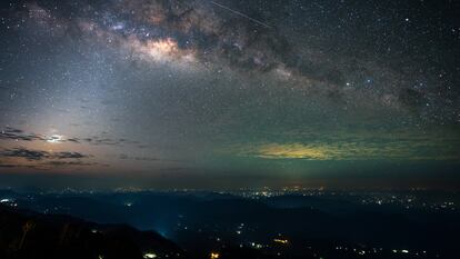 La Vía Láctea y un rastro satelital desde un mirador en Haputale, Sri Lanka.