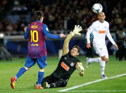 Minuto 16, Leo Messi levanta la pelota por encima de Cabral, el portero del Santos, 1-0. Messi : "Estamos haciendo historia. No era la primera vez que jugábamos de esta manera pero como es la final de un Mundial se valora más".