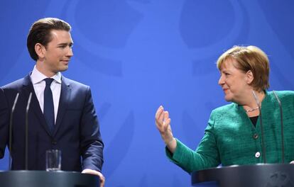 La canciller alemana, Angela Merkel, y su hom&oacute;logo austriaco, Sebastian Kurz, durante una rueda de prensa en la Canciller&iacute;a en Berl&iacute;n el mi&eacute;rcoles. 