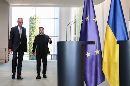El canciller alemán, Friedrich Merz (a la izquierda), y el presidente de Ucrania, Volodímir Zelenski, a su llegada a la rueda de prensa posterior a la reunión telemática con el Presidente estadounidense Donald Trump, este miércoles en Berlín.