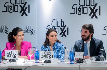 La candidata de VOX a la Presidencia de la Comunidad de Madrid, Rocío Monasterio, la presidenta del Club siglo XXI, Paloma Segrelles, y el vicepresidente de la Junta de Castilla y León, Juan García-Gallardo, durante un coloquio del Club Siglo XXI en el Hotel Eurobuilding.