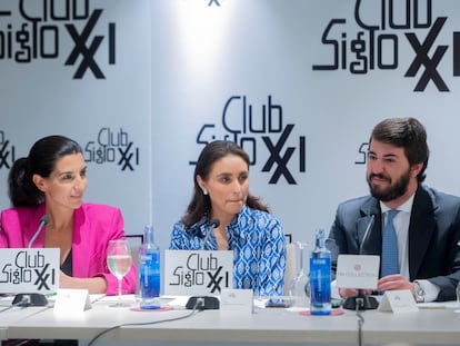 La candidata de VOX a la Presidencia de la Comunidad de Madrid, Rocío Monasterio, la presidenta del Club siglo XXI, Paloma Segrelles, y el vicepresidente de la Junta de Castilla y León, Juan García-Gallardo, durante un coloquio del Club Siglo XXI en el Hotel Eurobuilding.