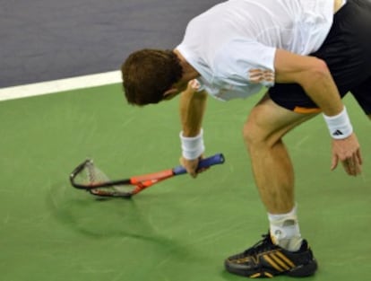 Murray rompe su raqueta durante el partido.