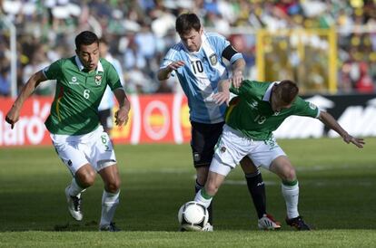 Messi intenta marcharse de Veizaga y Chumacero.