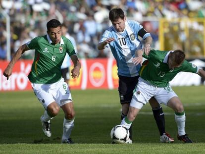 Messi intenta marcharse de Veizaga y Chumacero.