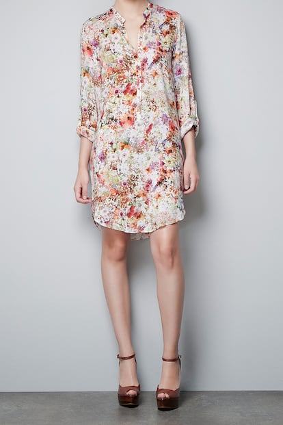 Vestido camisero tipo túnica de flores con cuello mao de Zara (39,95 euros).