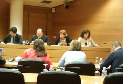 La comisión de investigación de Emersa en la reunión de este viernes.