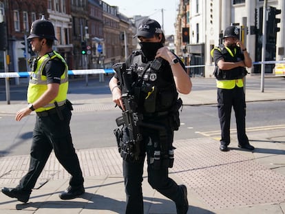 Agentes de policía en el centro de Nottingham, este martes.