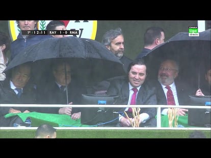 Los presidentes del Rayo, Martín Presa y del Madrid, Florentino Pérez, intentan protegerse del vendaval de lluvia que cayó en Vallecas. 