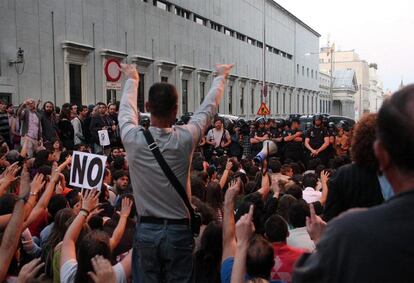 Cientos de indignados corearon sus reivindicaciones contra la reforma laboral que ultima el Gobierno, frente a la vigilancia del cordón policial que protegía el Congreso.