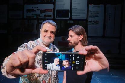 Esteve Ferrer y Adrián Lastra, director y protagonista de la obra teatral 'Privacidad', en el Teatro Marquina.