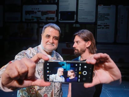 Esteve Ferrer y Adrián Lastra, director y protagonista de la obra teatral 'Privacidad', en el Teatro Marquina.