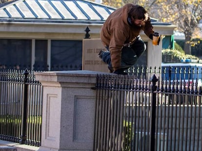 Un hombre saltó este martes la valla del Edificio de Oficinas Ejecutivas Eisenhower, que se encuentra dentro del perímetro de seguridad de la Casa Blanca en Washington (EE UU), que está en proceso de instalar una nueva verja más segura.