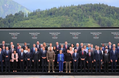 Los principales líderes mundiales, Posan para la foto de familia en la ceremonia de apertura de la Cumbre sobre la Paz en Ucrania, en el Buergenstock Resort en Stansstad, cerca de Lucerna, Suiza.