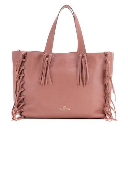 Bolso con flecos de Valentino (2.050 euros).