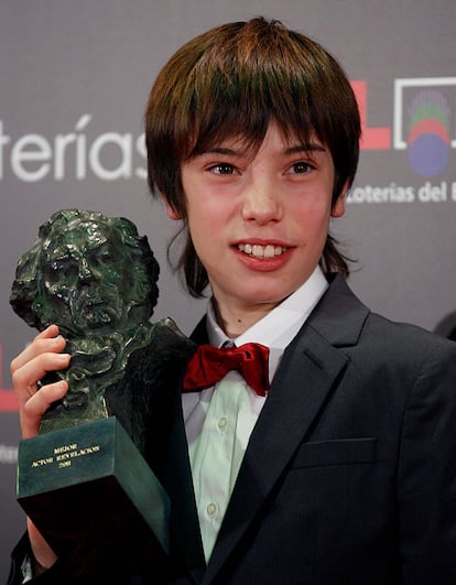 El actor Francesc Colomer posa tras recibir el premio Goya al mejor actor revelación por su trabajo en <i>Pa negre</i> durante la ceremonia de entrega de la 25 edición de los Premios Goya que se celebra esta noche en el Teatro Real de Madrid.