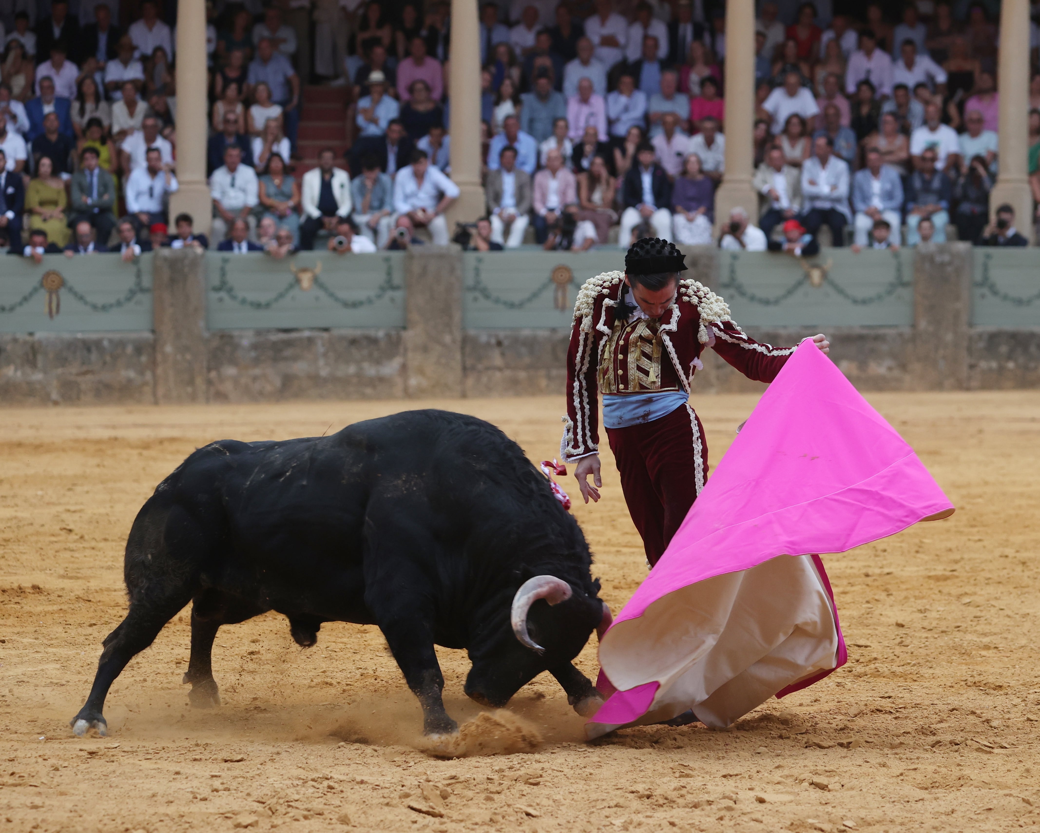 Ronda se reencontró con una corrida Goyesca vacía de contenido