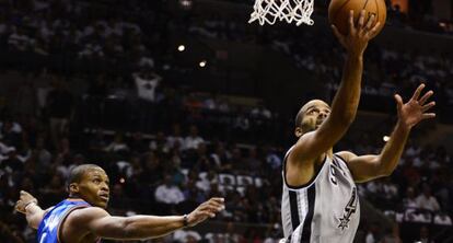 Westbrook, de los Thunder, trata de bloquear a Parker, de los Spurs.