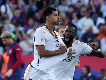 Jude Bellingham celebra su primer gol al Barcelona junto a Antonio Rüdiger.