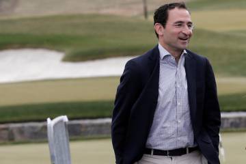Jonathan Gray, director global de bienes raíces, llega a aun encuentro con Donald Trump.