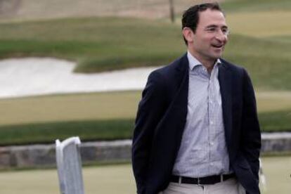 Jonathan Gray, director global de bienes raíces, llega a aun encuentro con Donald Trump.