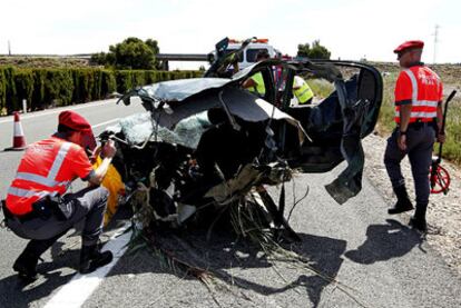 Policías forales realizan el atestado del accidente.