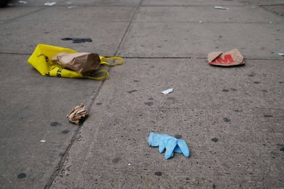 Un guante desechable en una acera de Borough Park, en Brooklyn.