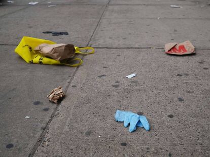 Un guante desechable en una acera de Borough Park, en Brooklyn.