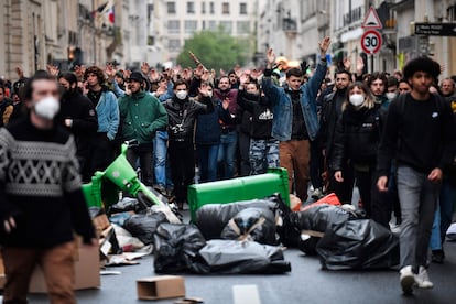 Protesta tras la aprobación de los puntos esenciales de la reforma de las pensiones de Macron por parte del Consejo Constitucional, este viernes en París.