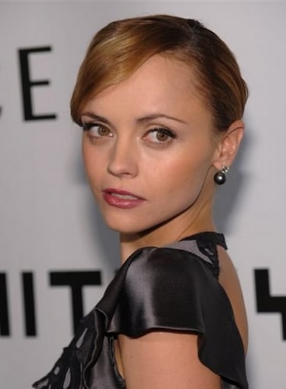 La actriz Christina Ricci y su novio, el humorista Owen Benjamin, han puesto punto final a su compromiso matrimonial. "Owen celebró una fiesta de cumpleaños el pasado domingo y todo parecía ir bien", ha declarado una fuente cercana a la pareja a la revista <i>People</i>. "Después, se pelearon y decidieron evaluar las cosas. Entonces el compromiso se anuló". Ambos habían anunciado en marzo que iba a contraer matrimonio, tras conocerse el año pasado durante el rodaje de <i>All&#39;s fair in love</i>, e hicieron pública su relación en octubre.