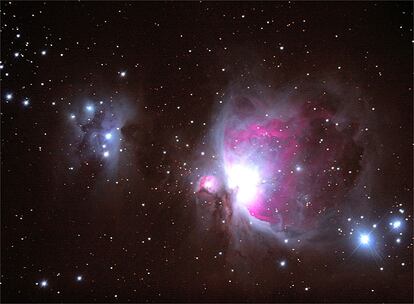 Las estrellas nacen de espectaculares nubes de gas y polvo interestelar. Una de estas nubes -llamadas nebulosas- es la que se encuentra en Orión. Se llama Gran Nebulosa de Orión, o M42. Esta nebulosa rojiza es el criadero de estrellas más cercano a nosotros y en su oculto interior las primeras estrellas ya nacidas bañan con su luz el envoltorio gaseoso que aún no ha formado otras estrellas. M42 es visible en el firmamento invernal y se puede fotografiar con equipos de astrónomo aficionado. Esta imagen se tomó desde Bonilla, acoplando una cámara digital réflex a un pequeño telescopio. Dentro de miles de años en lugar de esta espléndida nebulosa encontraremos en el cielo un majestuoso cúmulo de estrellas jóvenes de color blanco-azulado. Texto: Álex Mendiolagoitia.