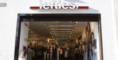 Fachada de una tienda de la firma de ropa Lefties del grupo Inditex en Madrid.