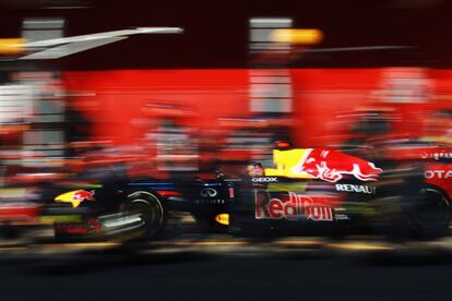 El bicampeón alemán Vettel pone a prueba su monoplaza de Red Bull.