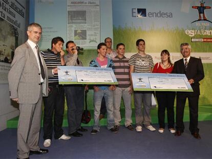 Los ganadores del instituto Alba Plata, de Badajoz, junto al director de EL PAÍS, Javier Moreno (a la izquierda), y al director general de Política Educativa de Extremadura, Felipe Gómez Valhondo (derecha).
