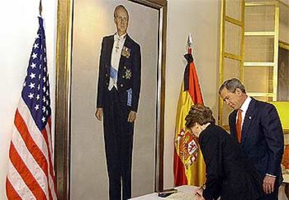 Laura Bush firma el libro de pésames en la Embajada de España en Washington, en presencia del presidente de EE UU.