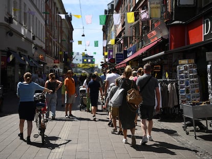 Viandantes en una calle de Copenhague.
