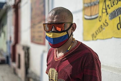 Un joven conocido como Tello Vallenato visita una tienda de artesanías colombianas en el centro de Monterrey. Al igual que muchos fanáticos de esta música, acude con frecuencia a este lugar para comprar parafernalia y objetos alusivos a Colombia.