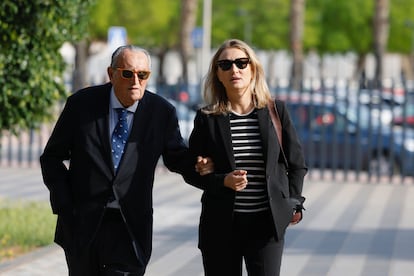 Carlos Fabra, a su llegada a la Audiencia Provincial de Castellón, el pasado lunes del brazo de su hija Andrea.